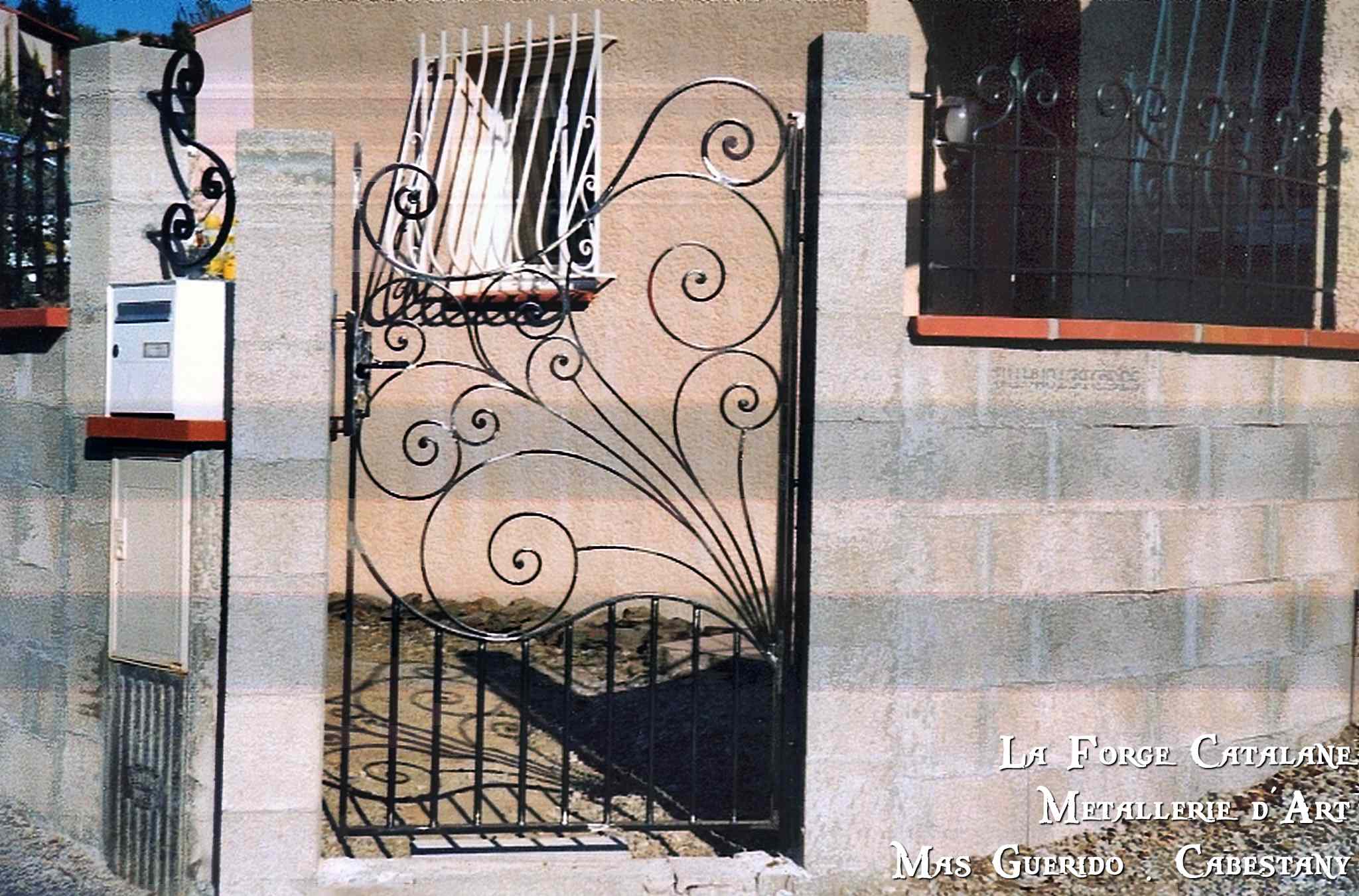 portillon barreau volutes soubassement ouvragee forge catalane.jpg